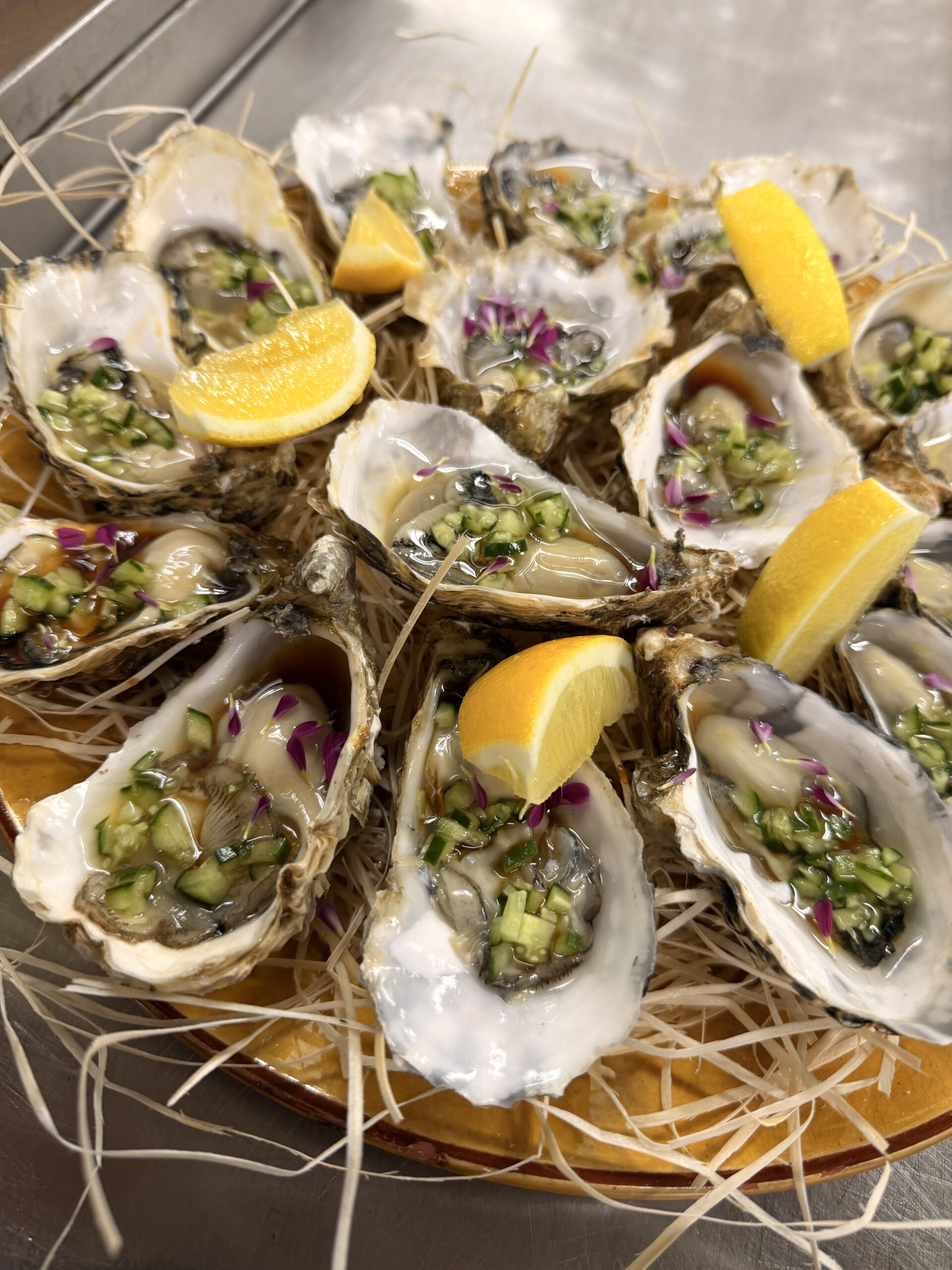 Verse oesters met komkommer, vinaigrette en citroen