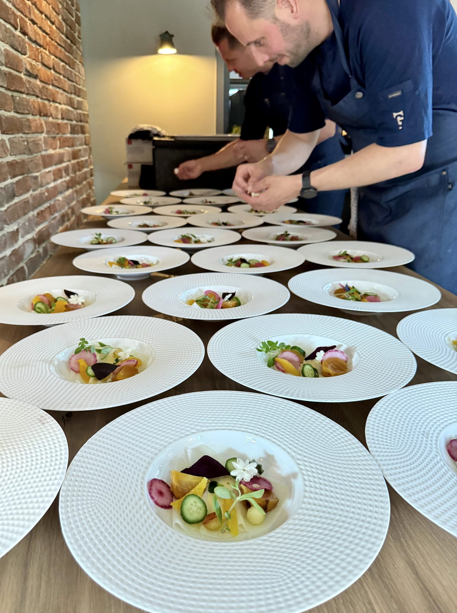 Chef dresseert voorgerecht met seizoensgroenten